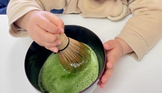 娘、はじめて抹茶を点てて飲む